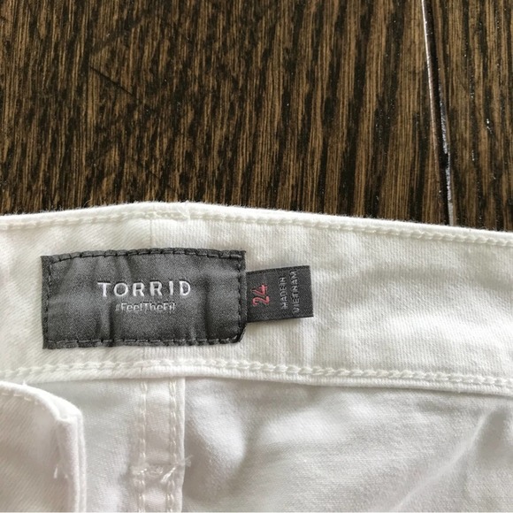 Torrid 5 Inch Vintage Stretch Mid-Rise Short White Sz 24 - Picture 4 of 7